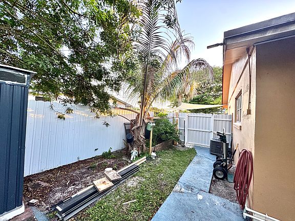4th image of 380 Caroline Ave Unit B