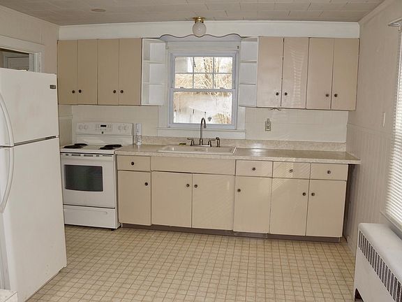 large eat in kitchen and lots of sunshine