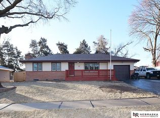 615 Crest Rd, Papillion, NE 68046