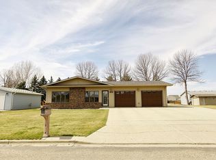 420 21st St SW, Minot, ND 58701