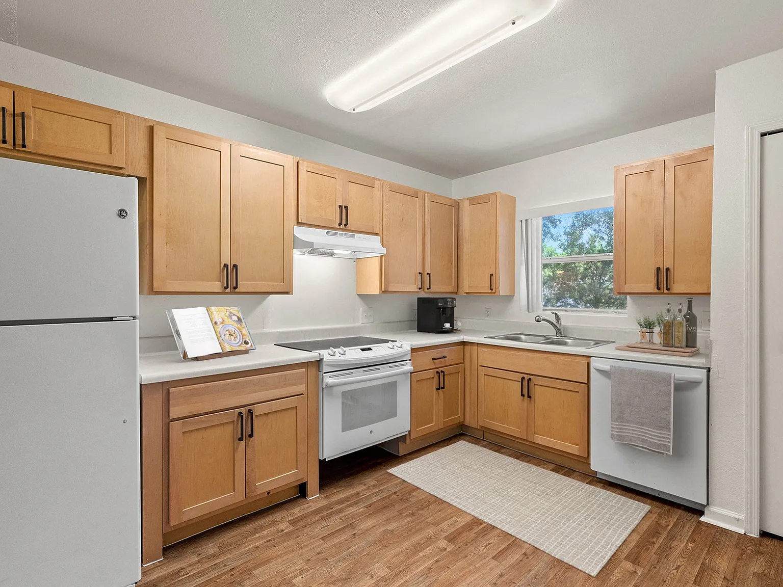 Regency Palms Apartments — Photo 2