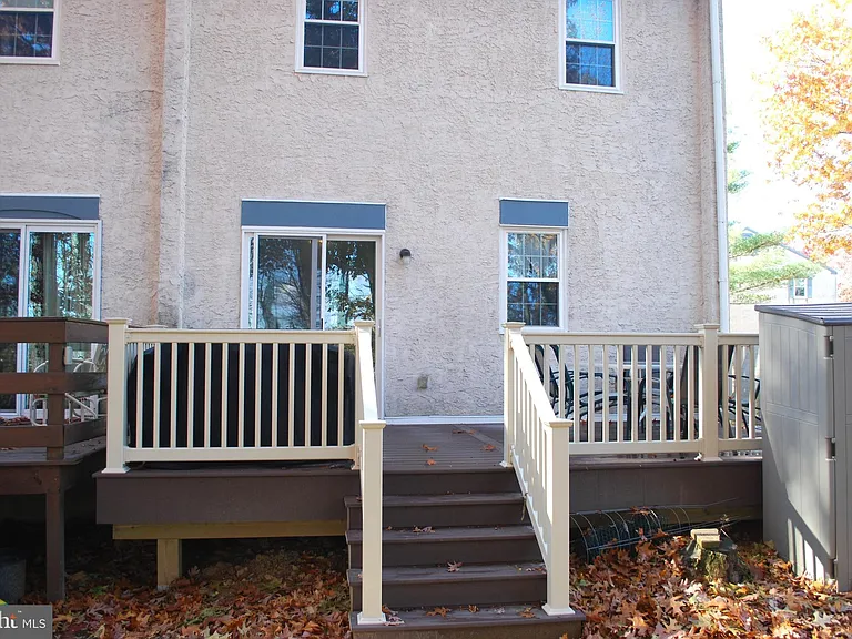 290 Lawndale Ave — Photo 25