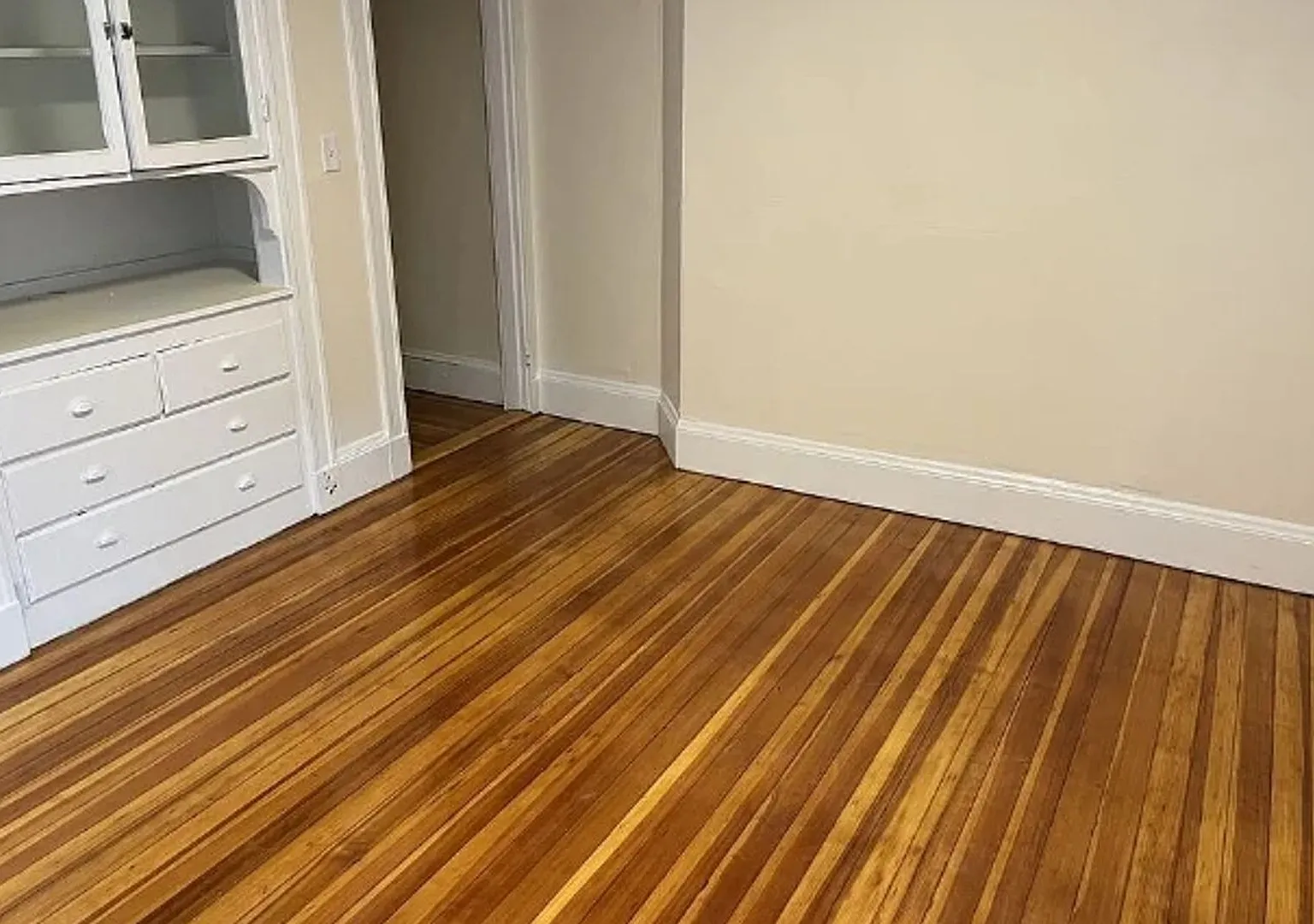 Great 1 Bedroom June Move-In — Photo 2
