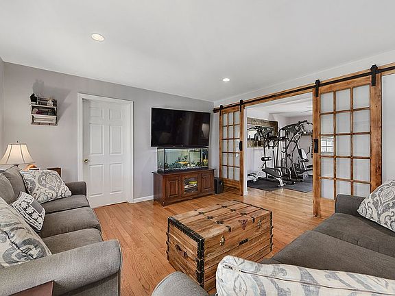 Living room/sitting room 