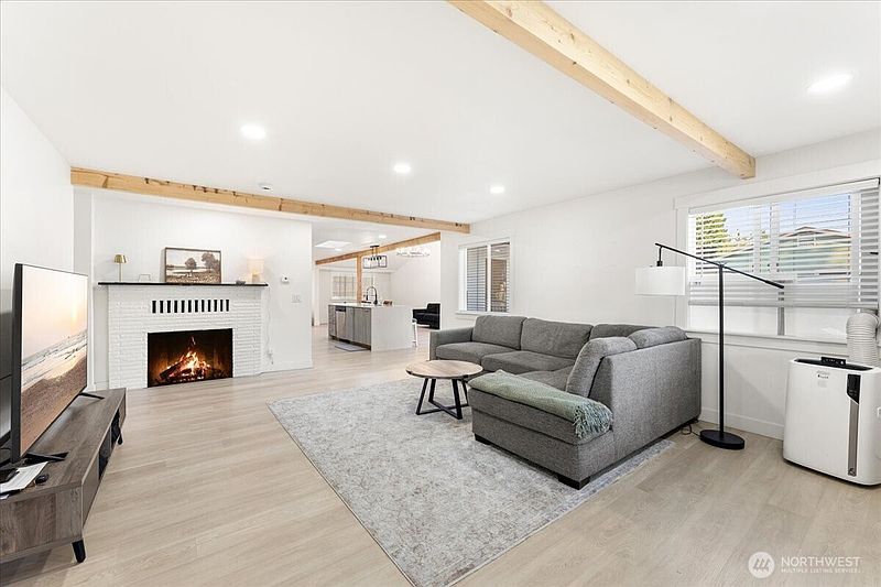 5th image of 409 3rd Avenue SE