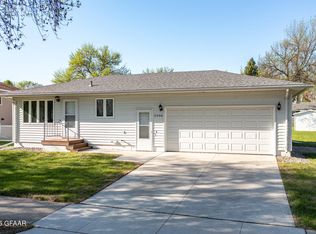 2206 Springbrook Ct, Grand Forks, ND 58201