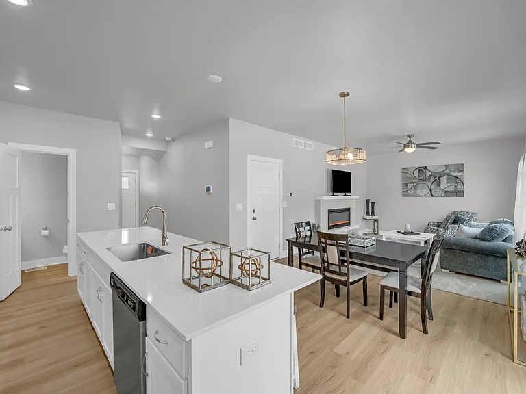 690 SE Booth Ave — Photo 5