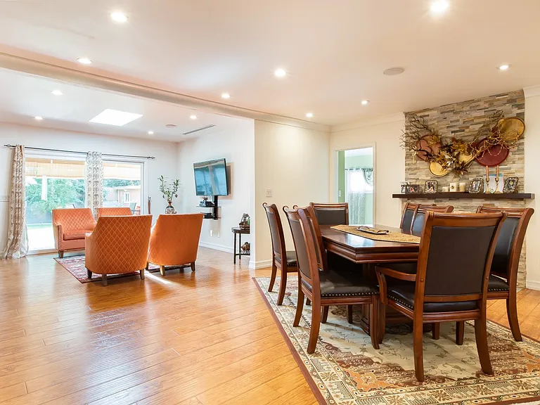 336 W Lexington Dr — Photo 6