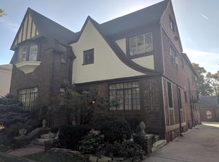 945 Harcourt Rd, Grosse Pointe Park, MI 48230