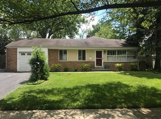 1913 Redwood Ln, Northbrook, IL 60062