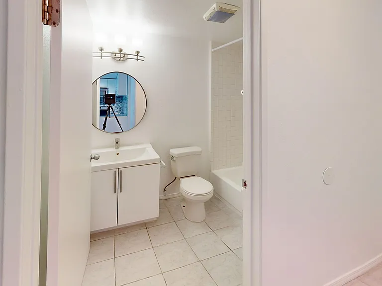 HAR - Harvard Apartments — Photo 14