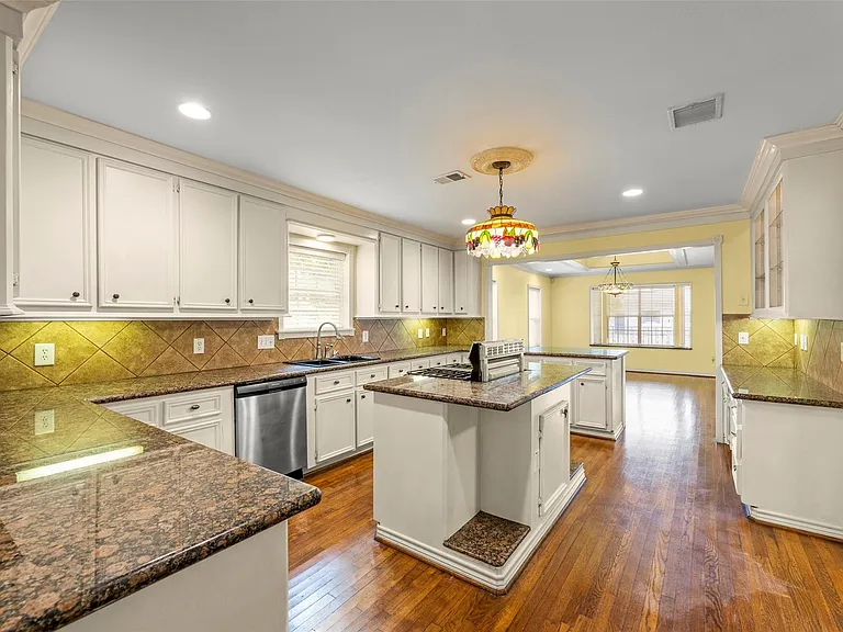 1535 W 25th St — Photo 7
