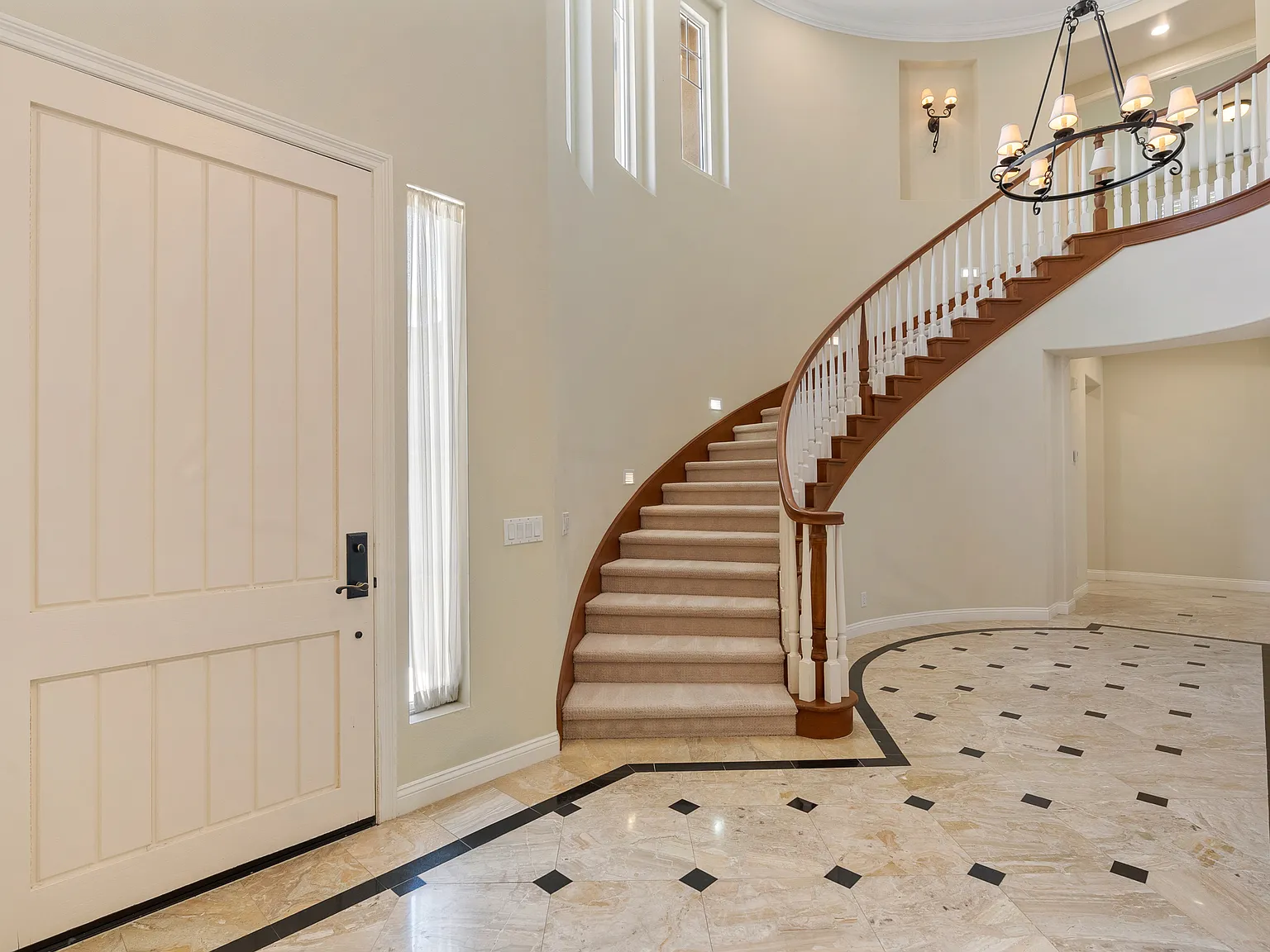 5 bed, 5.5 bath, 4282 sqft, $9,800 — Photo 3