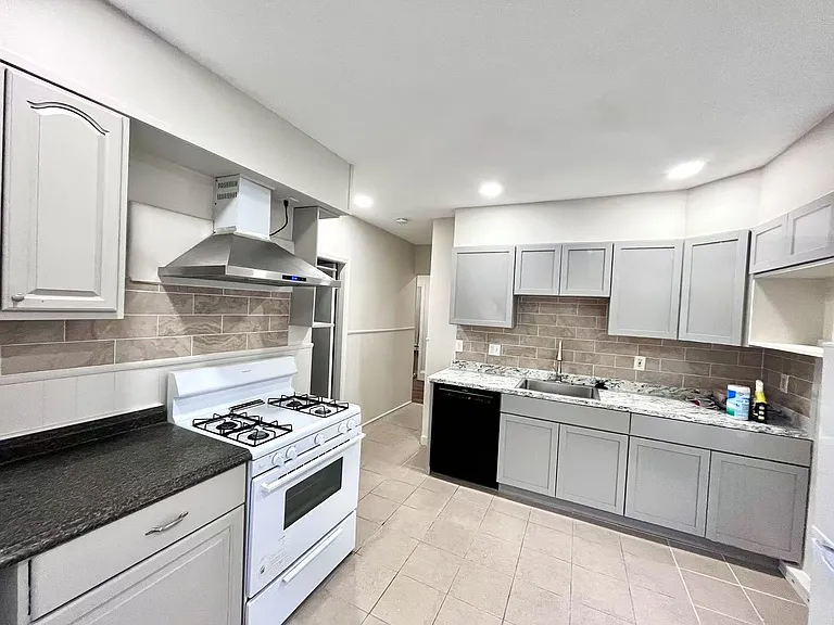 11 Shawmut St — Photo 1