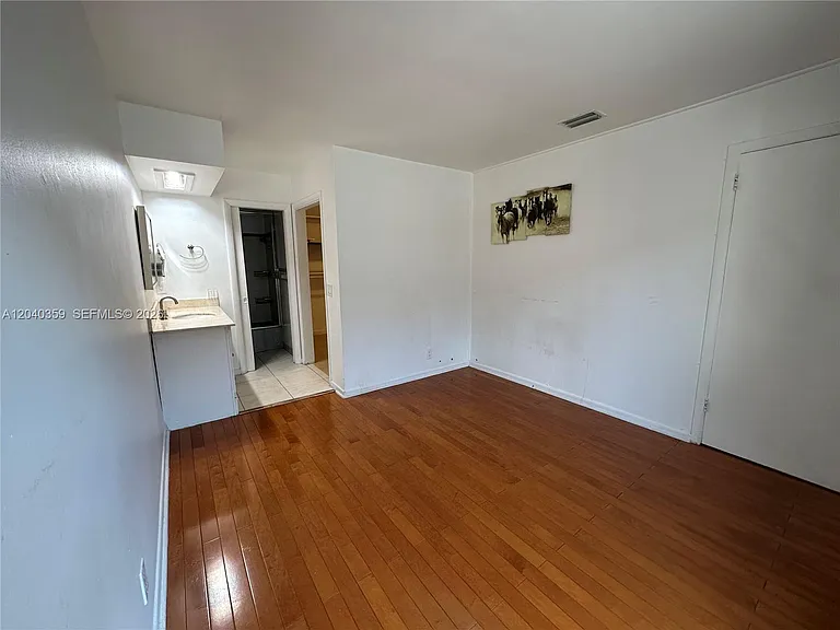 819 NE 8th St #2 — Photo 8