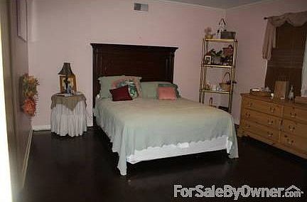 Bedroom
						:
						bedroom/office has a large closet