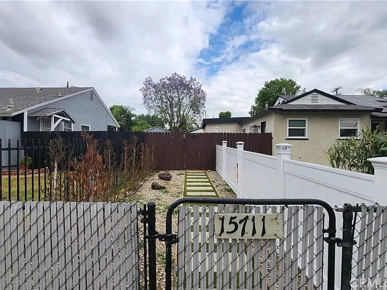15709 Devonshire St — Photo 33