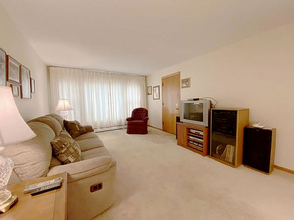 3rd image of 5200 W Montrose Ave