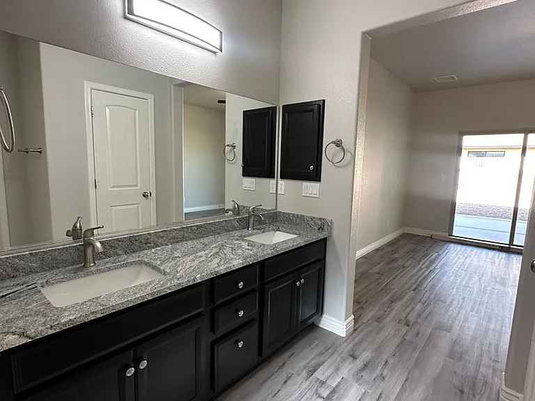 2743 Chambers Ave — Photo 27
