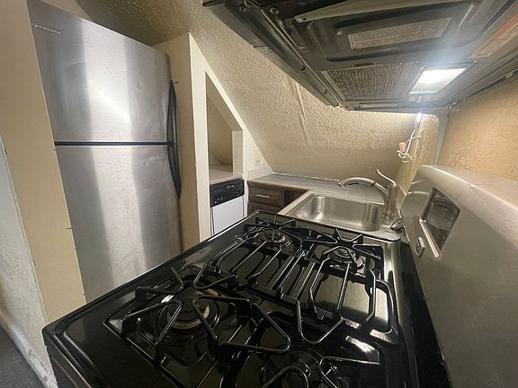 5th image of 86 N Lincoln St #2