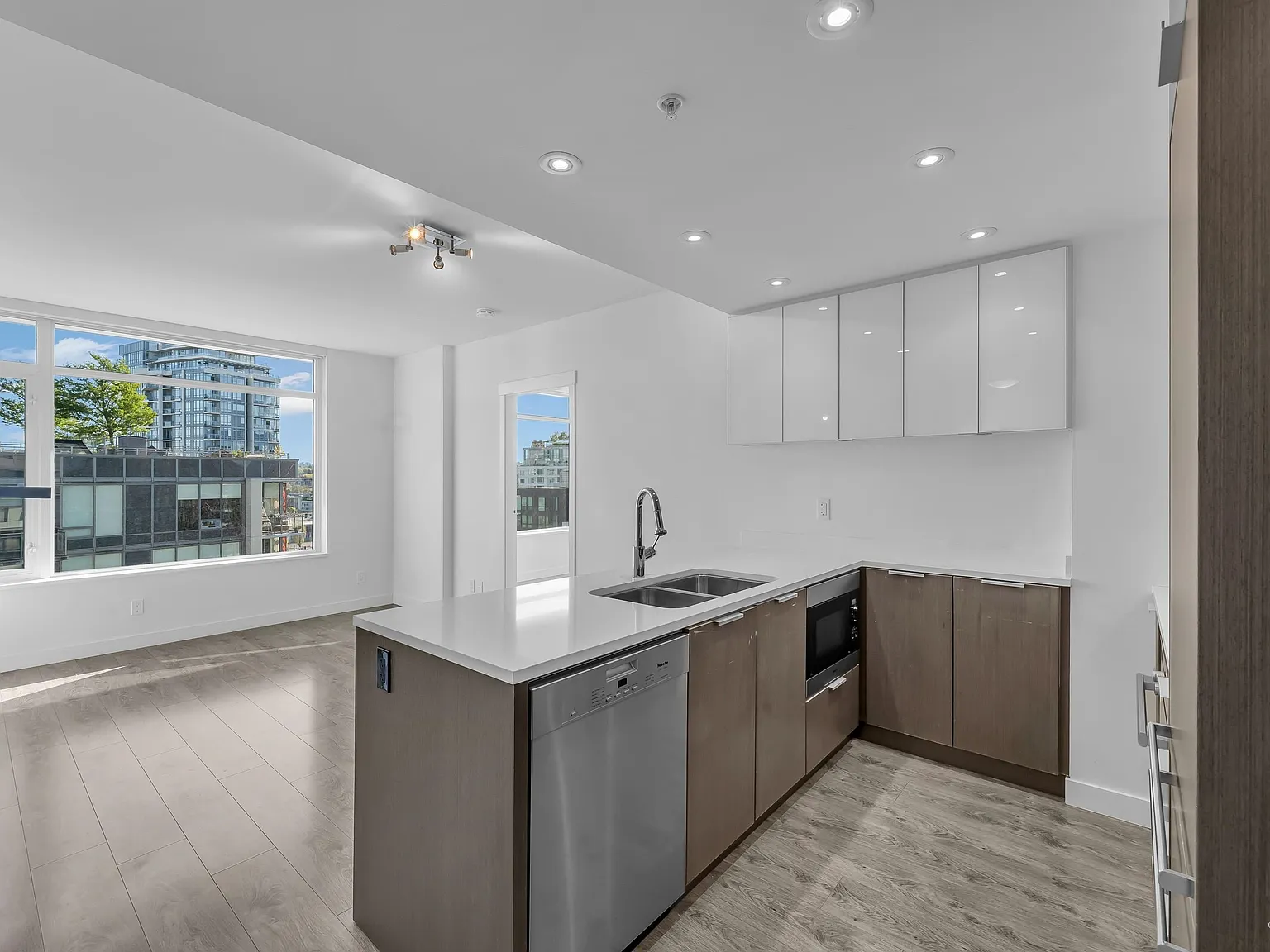 2 bed, 702 sqft, $3,600 — Photo 3