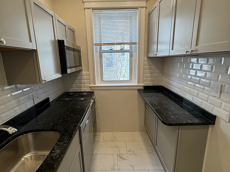 109 Strathmore Rd #11 — Photo 7