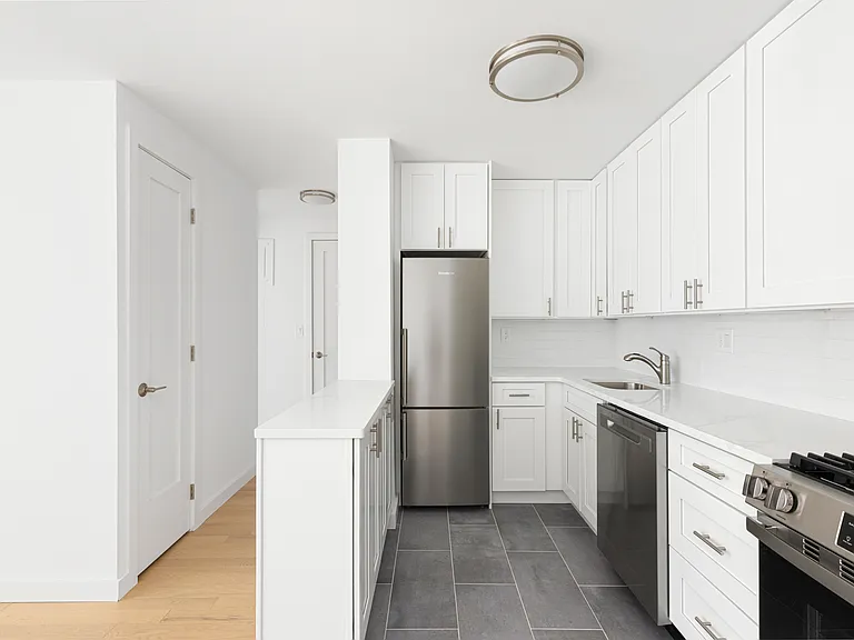 333 E 45th St #25B — Photo 4