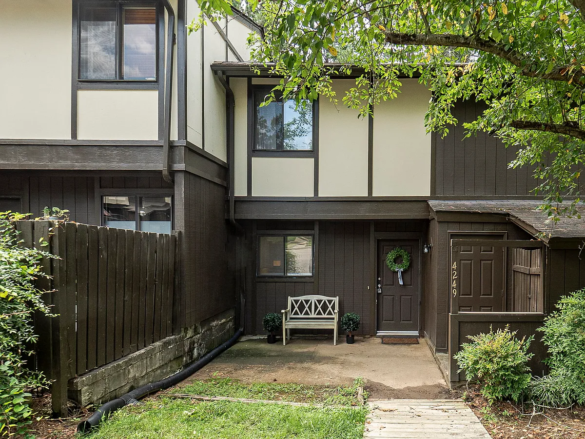 Building Photo - 4249 Lake Ridge Dr #5B