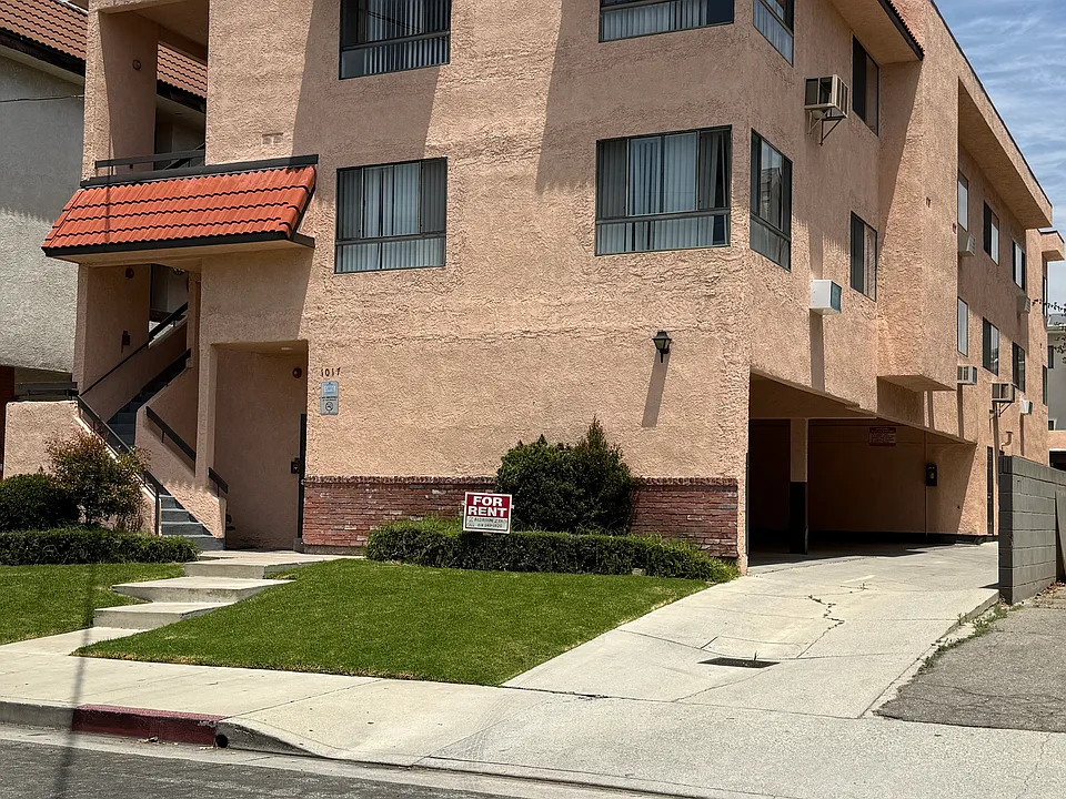 1017 E Maple St #202
