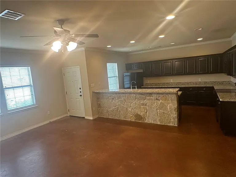 402 Baby Bear Dr — Photo 3