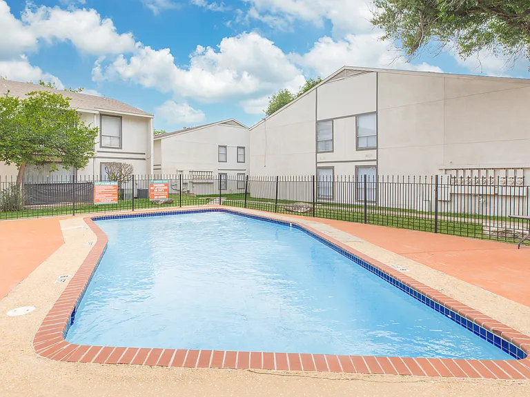 Country Oaks Apartments — Photo 10