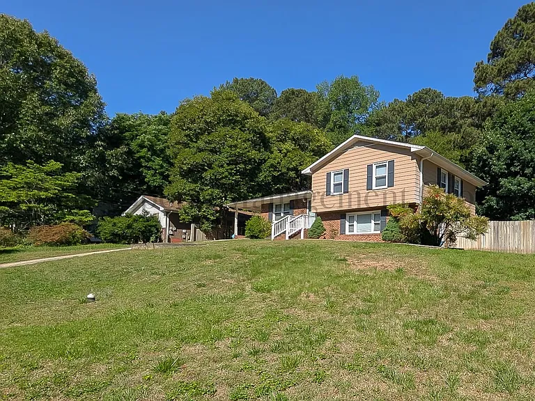 2400 Lawrence Dr — Photo 2