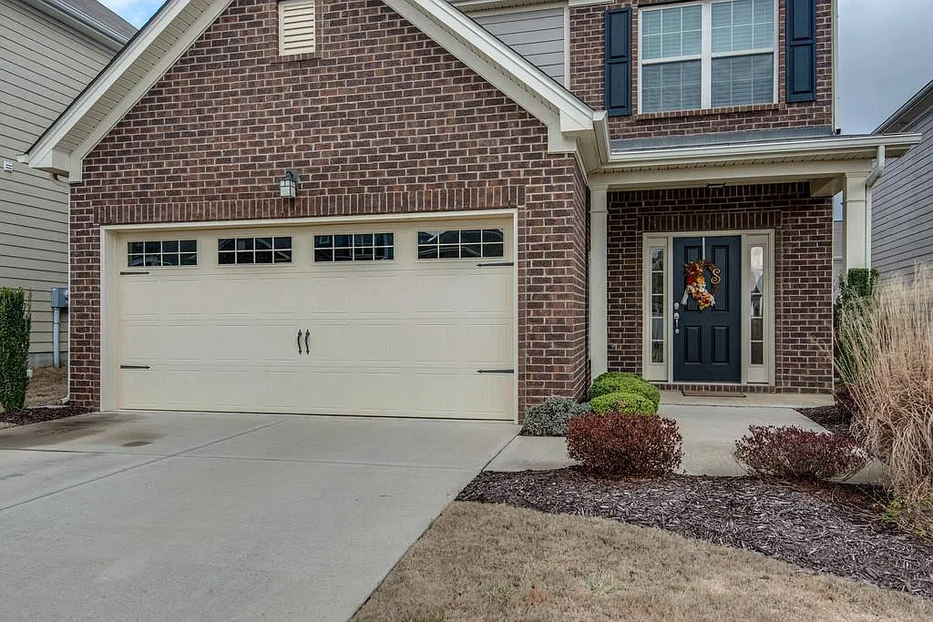 1037 Hemlock Dr — Photo 2