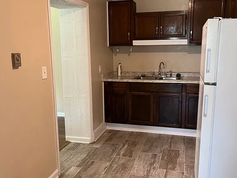 211 College Dr — Photo 33