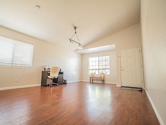3rd image of 689 W Oxford Ln