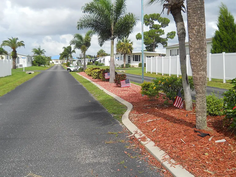 1715 E Manatee Loop — Photo 45