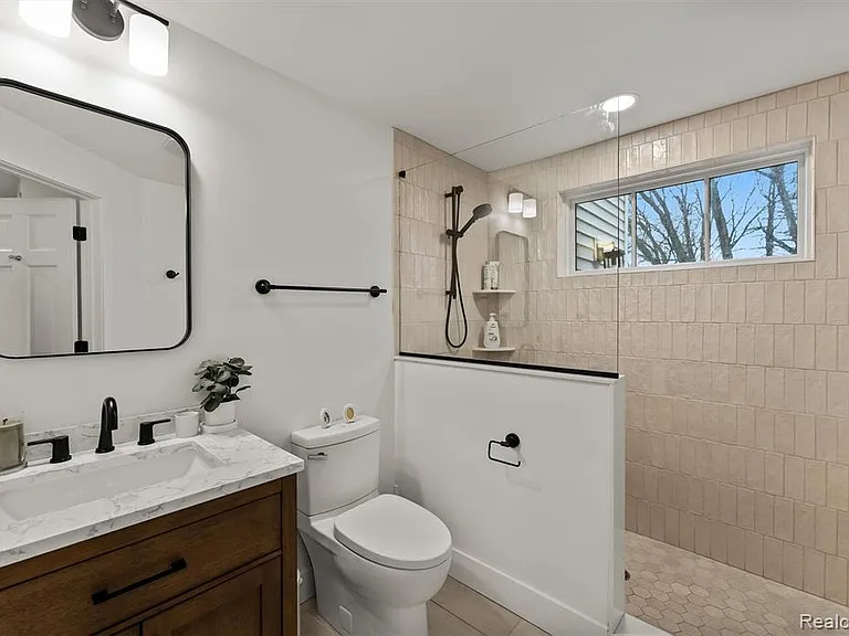 1935 Hillwood Dr — Photo 19