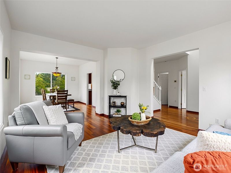 5th image of 9408 Budd Court NE
