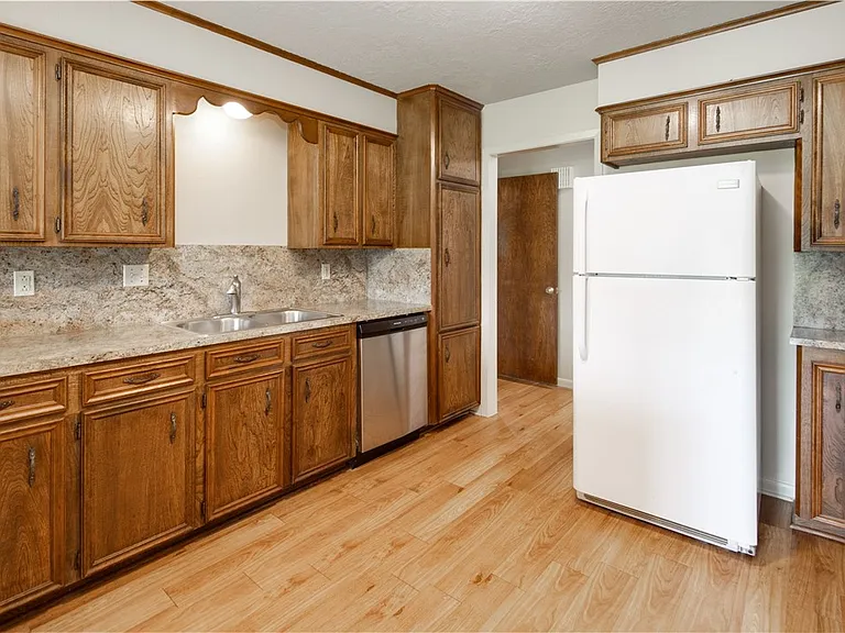 904 Holleman Dr — Photo 12