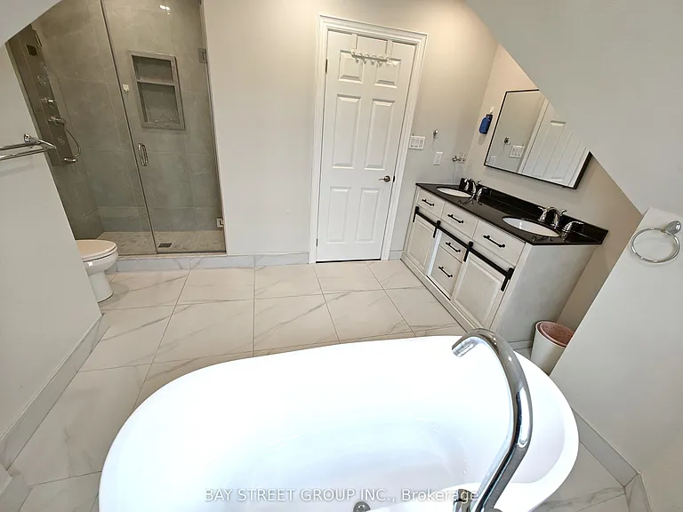 256 Glenashton Dr — Photo 13