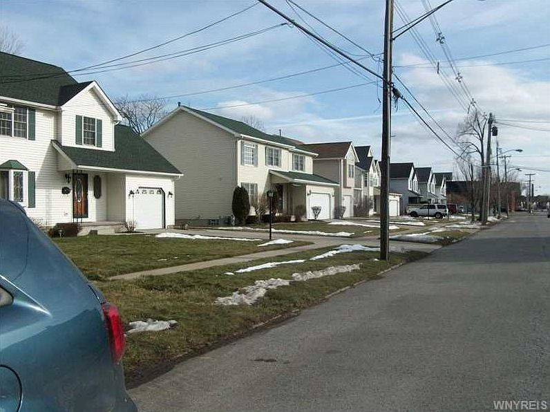 2nd image of 325 Pratt St