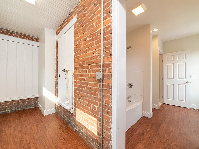 570 W Louther St — Photo 17