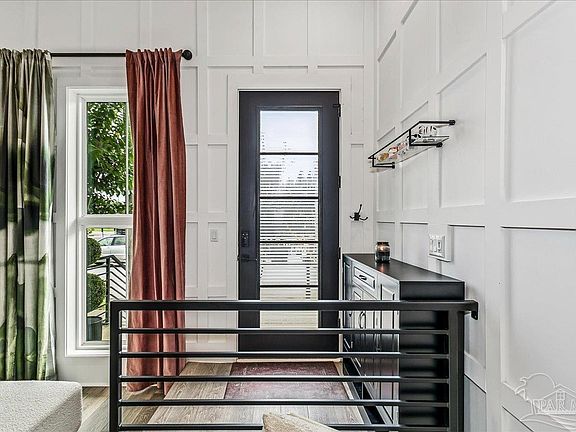 3rd image of 123 E La Rua St