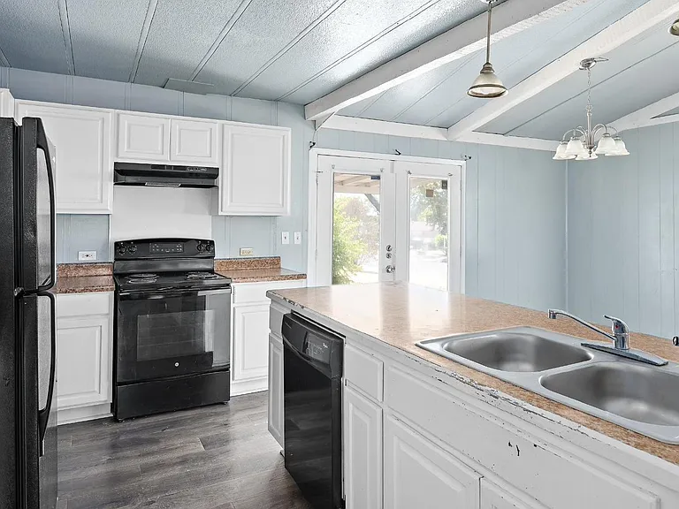 1505 Elyse Dr — Photo 6