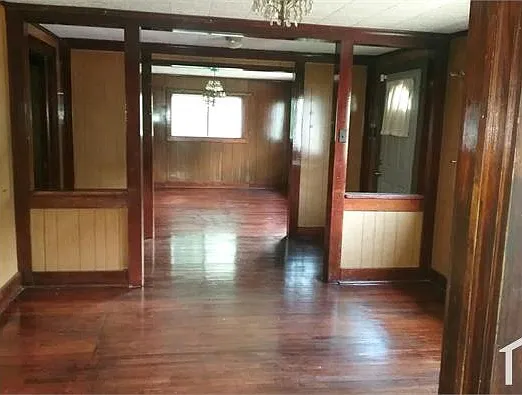 1727 Military Ave — Photo 2