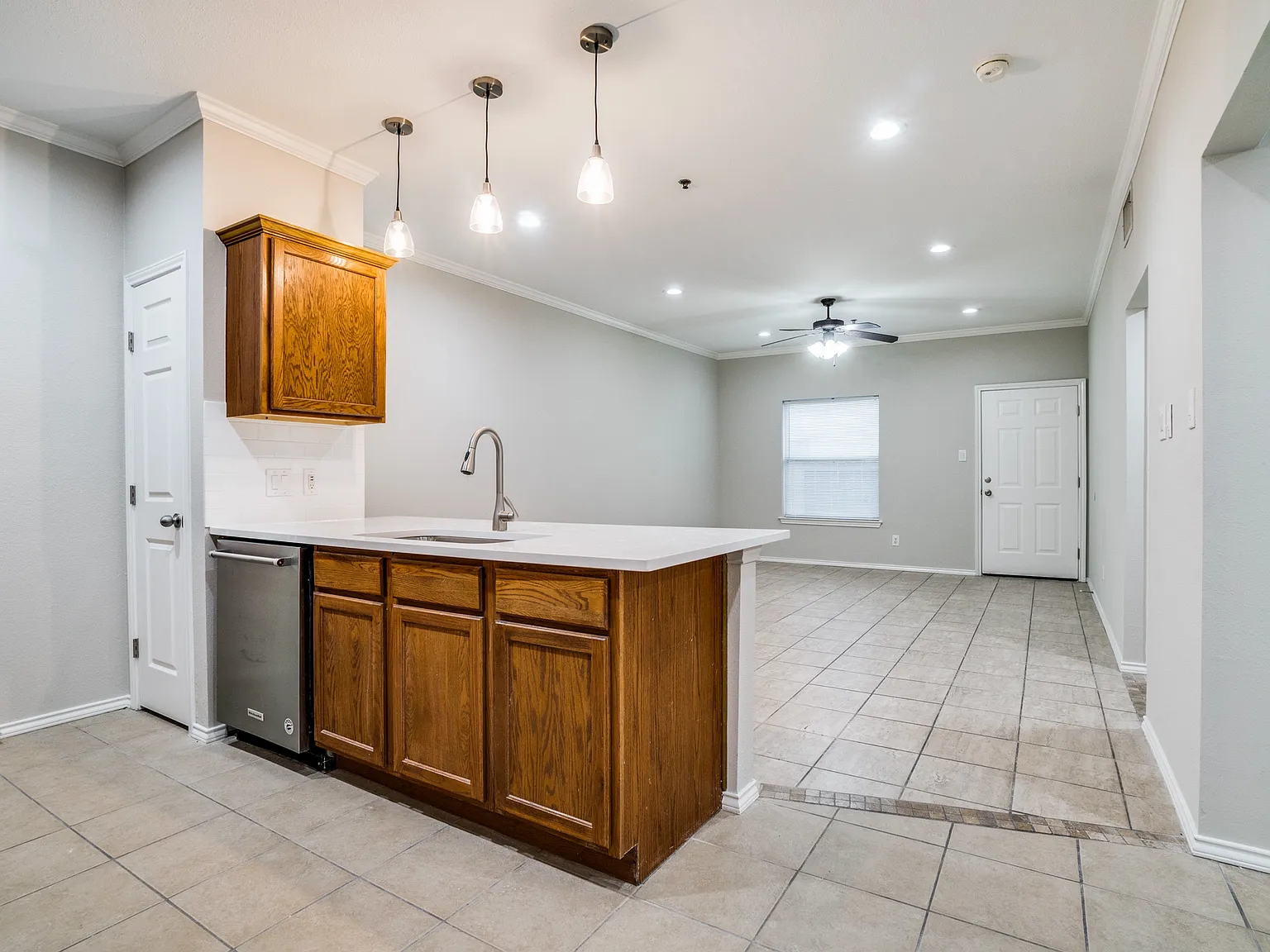 2 bed, 1000 sqft, $1,250 — Photo 3