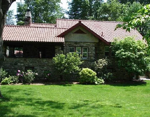 2 Woods Avenue photo 1