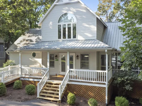 513 Yacht Dr, Grand Rivers, KY 42045