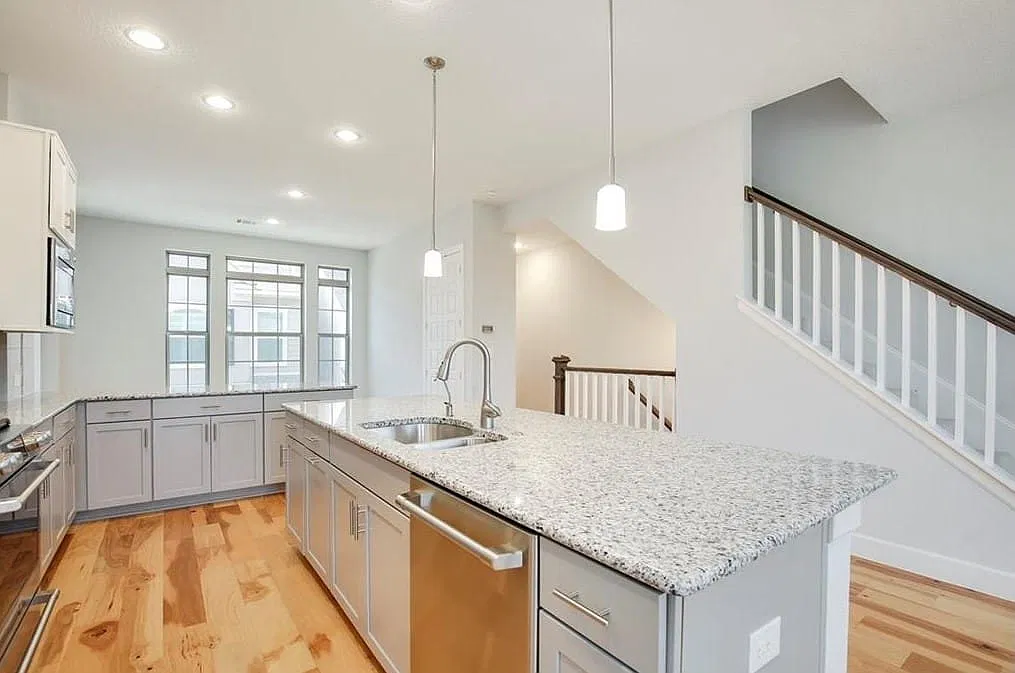 3 bed, 3.5 bath, 1852 sqft, $2,999 — Photo 4