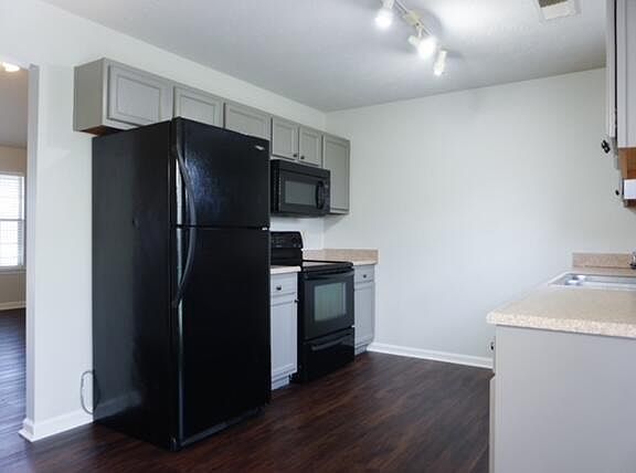 4th image of 211 Christopher Dr